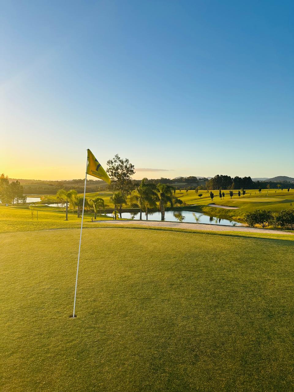 Campo de golfe ao amanhecer